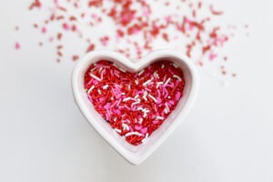 In Grieks is daar vier verskillende woorde vir liefde: storge, philia, eros en agapé. Vir die huwelik om oor ’n lang tydperk te kan werk, is al vier hierdie ‘liefdes’ nodig.